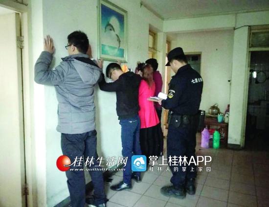 桂林市执法人员查处传销窝点。